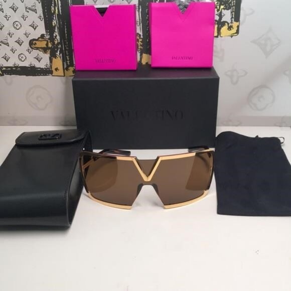 New Authentic Valentino V-Romask Oversized Sunglasses – Light Gold Titanium, Uni - Picture 8 of 12